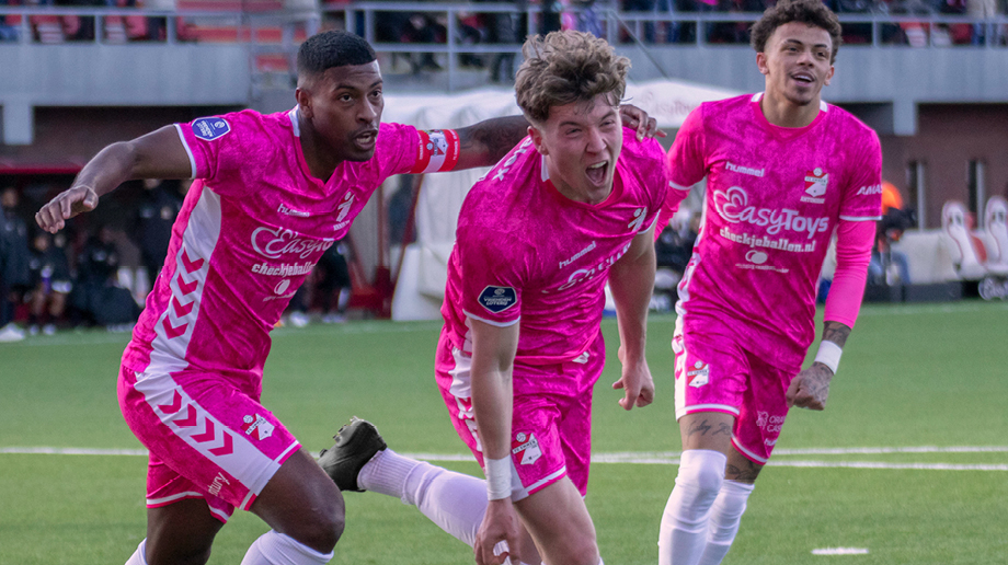 FC Emmen roze hummel tenue in samenwerking met EasyToys